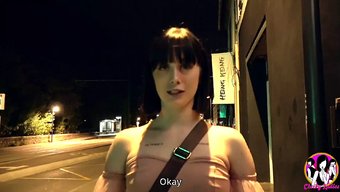 紧身棕色少女接受两根大鸡巴