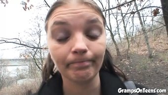 棕色少女被老男人用牛...