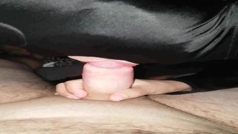 戴面具的妻子嘴里含着大精液