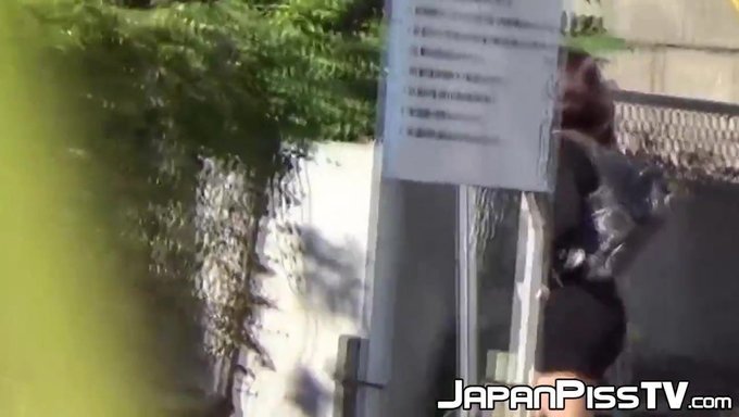 日本少女被摄像机捕捉到湿润和狂野