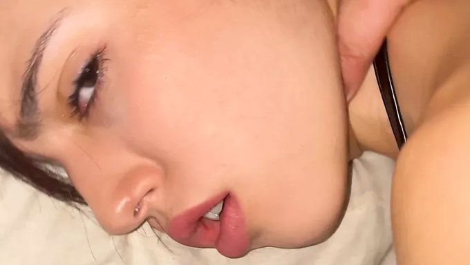 瘦弱的少女在硬核视频中被紧致的屁股操