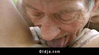 和一个性感的老男人进...