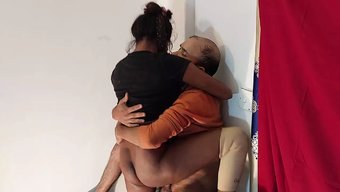 大奶子和大屁股少女被肛交