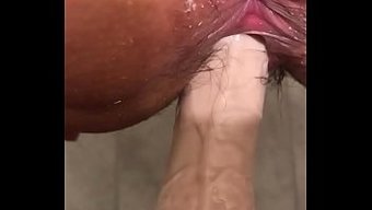 湿润和狂野:用假阳具舔阴部