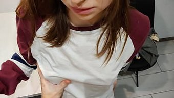 业余夫妇在厨房里快速...