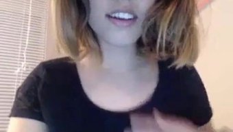 巨大的乳房和惊人的自慰技巧