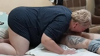 成熟的妻子看着岳母给...