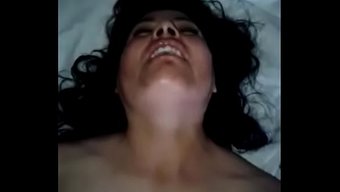 一个熟女被一个成年男...