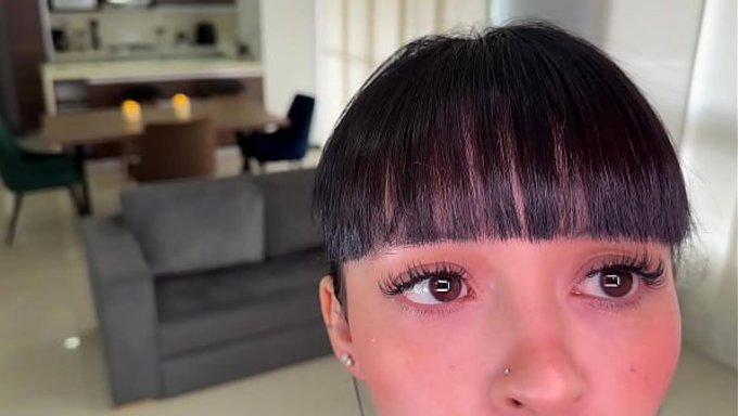 女孩设置了隐藏摄像头,捕捉男友与人偷情的画面。