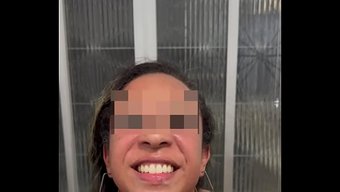她向一个陌生人走近了...