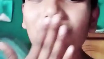 胸部小的棕发美女和紧...