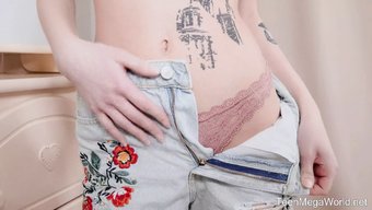 美丽的少女用惊人的假...