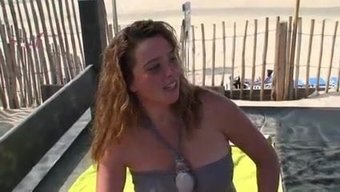 业余女孩在公共场合被操