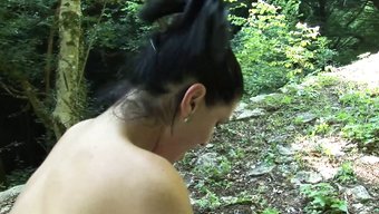 意大利熟女享受良好的...