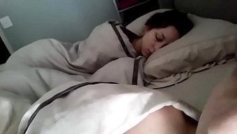 棕色头发的少女和金发...