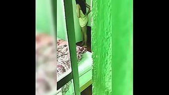 与真实青少年的间谍摄...