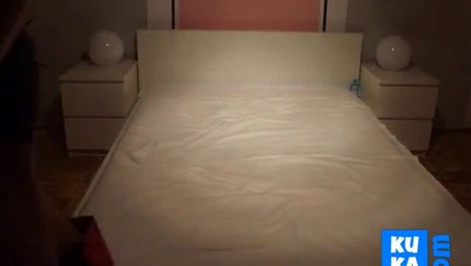 与诱人女人的热辣肛交动作