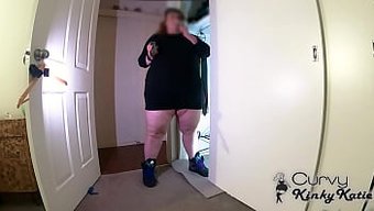 胸部丰满的熟女变得肮...
