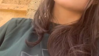 小胸部的哥伦比亚女同...