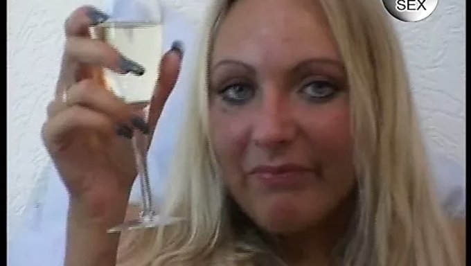 成熟的熟女被口交和操逼