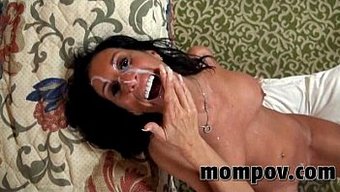 阴茎操逼:棕发熟女接...
