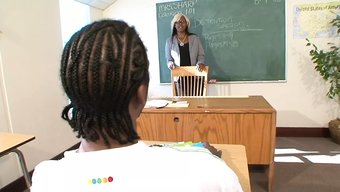成熟的黑人女孩被年轻...