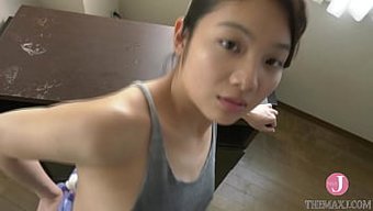 日本的冢幸在性爱机器上骑车