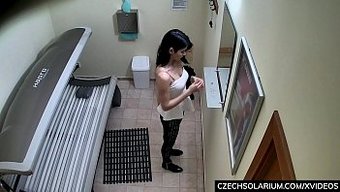 公共少女摩擦阴部的高清视频