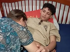 我被继父的妈妈惩罚了...