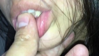 我的继妹被挤奶,然后...