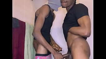 同性恋男孩在自制澡堂...