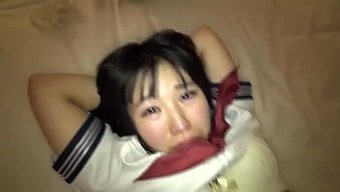 日本美女在镜头前调皮