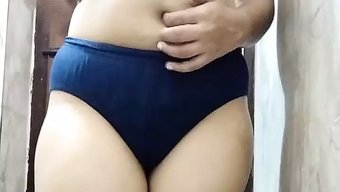 印度女孩在大学里自慰...