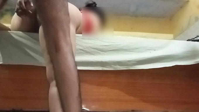18岁的印度女孩与成熟的熟女无套性爱
