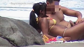 18岁的棕发少女在公...