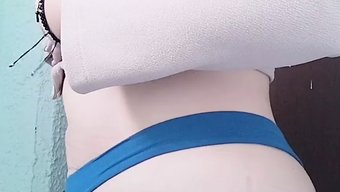 业余熟女在工作中脱衣服