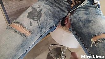 美国大屁股少女脱下牛...