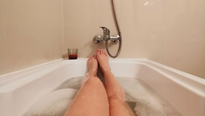 一个十几岁的女孩的剃光会话变成了一个独自的快感会话!