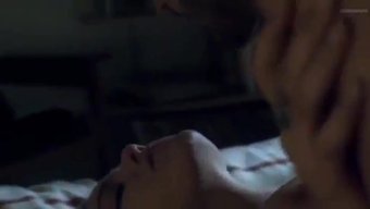美丽的印度夫妇在卧室...