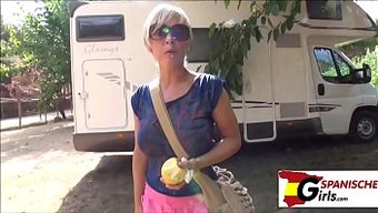 青少年和妈妈在铁杆三人行中