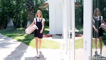 女孩们卖饼干并变得淘气