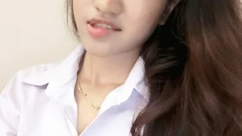 泰国少女沉迷于独自玩...