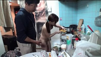 亚洲少女的继父的小胸...