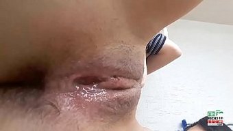 与娇小的熟女在热辣的...