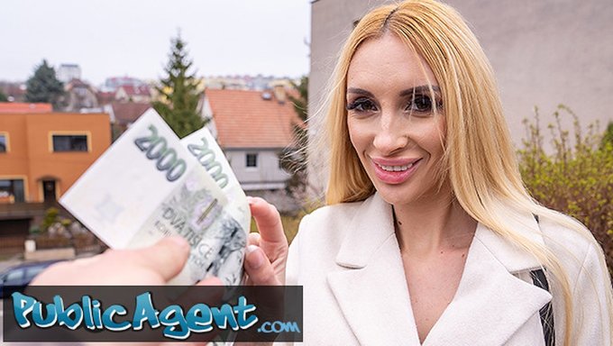 大自然的熟女给了一个惊人的pov口交