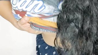 穿着比基尼的成熟女人...