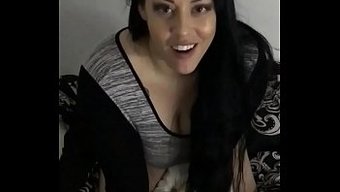 熟女自慰并使用性玩具