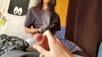 漂亮的印度女孩给了一...