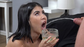 黑发美女被操在了她的小穴里