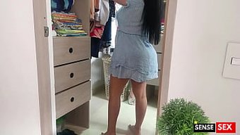 躲在树丛里偷窥我的继母